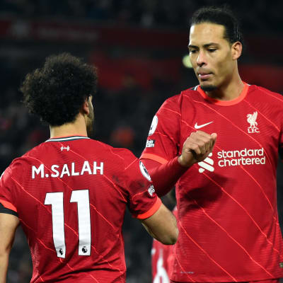 Virgil van Dijk firar med Mohamed Salah.