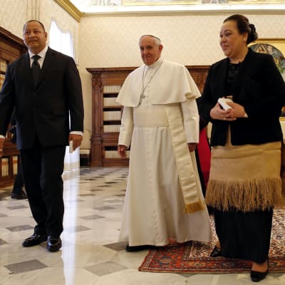 Tongas kung Tupou VI längst till vänster på besök i Vatikanen.