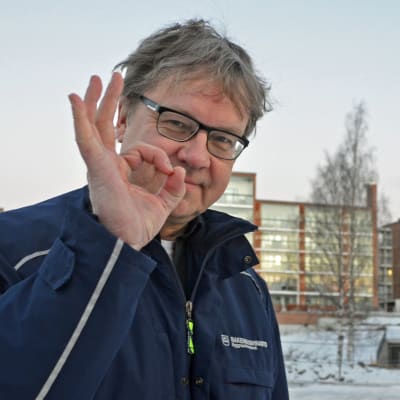 Pekka Sauri poserar med handen höjd i en OK-gest.