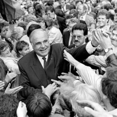 Helmut Kohl tervehtii itäsaksalaisia vuonna 1990 ennen tulevia vaaleja.