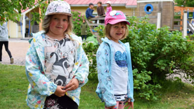 Wilma och Erin står på dagisgården i Hulta daghem i Dalsbruk.