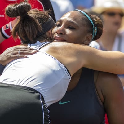 Bianca Andreescu tröstar Serena Williams.