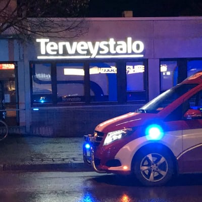 Pelastuslaitoksen auto Terveystalon toimipisteen edessä Mikkelissä. 