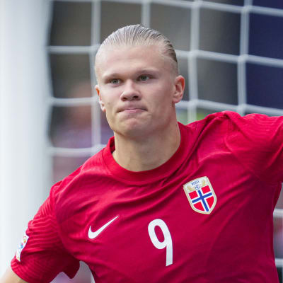 Erling Braut Haaland firar 2–0-målet mot Sverige.
