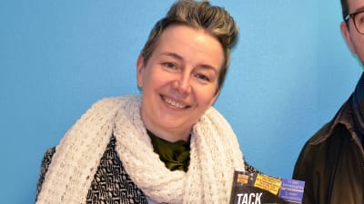 Susanna Sucksdorff och Lari Assmuth med ett exemplar av boken Tack för ditt förstånd.