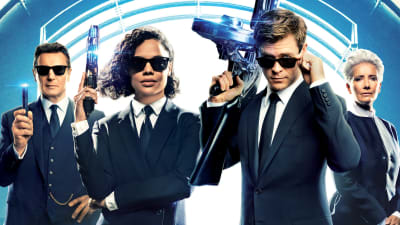 De hemliga agenterna (Liam Neeson, Tessa Thompson, Chris Hemsworth och Emma Thompson) i Men in Black poserar med vapen.
