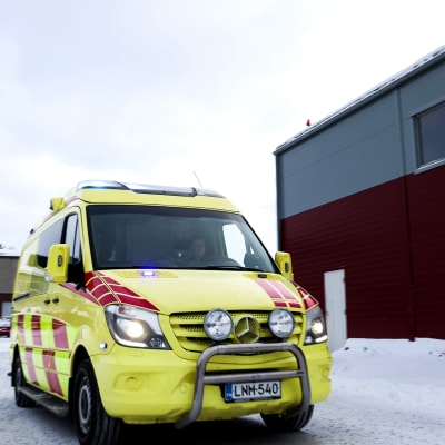 Ambulans donerad av Österbottens välfärdsområde på väg till Ukraina.