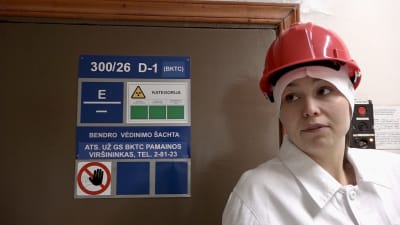 Beata Jevsejeva visar att dörrarna inne på Ignalina har koder, så att bara de som har rätt behörighet förstår vad som döljer sig bakom dem.