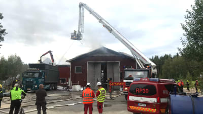 Brandmän släcker brand på industrihall i Ytteresse, Pedersöre.