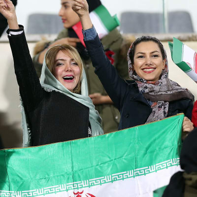 Kvinnor ser på fotboll i Iran.