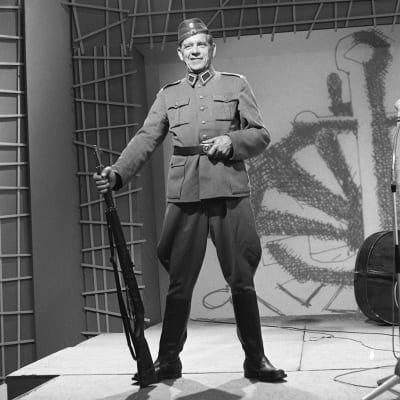 Einari Ketola esiintyy korpraali Möttösenä kivääri kädessä Iskelmäkarusellissa 1962.