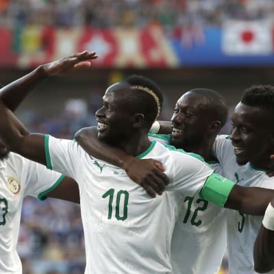Sadio Mané firar ett mål med sina lagkamrater i landslaget.