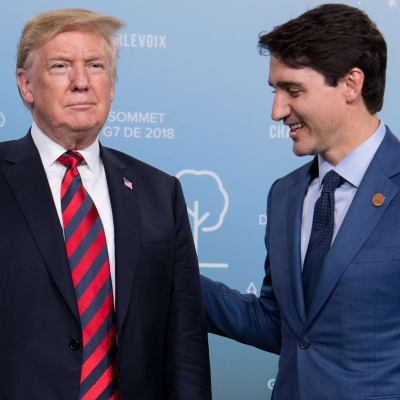 Trump och Trudeau poserar för pressen.