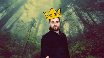 Ted Forsström med krona i en magisk skog.