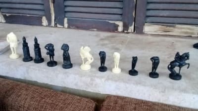 Halshuggna schackpjäser upphittade i Raqqa efter IS reträtt.
