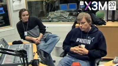 En gammal suddig bild av Ted Forsström och Kaj Korkea-ahosom gjorde Radio Pleppo.