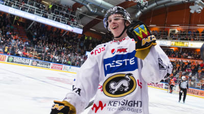 Topi Niemelä firar ett mål framför en kamera.