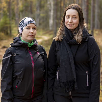 Leena Hirvonen ja Kaisa Pakanen ovat lenkillä Pilpasuon luontopolulla