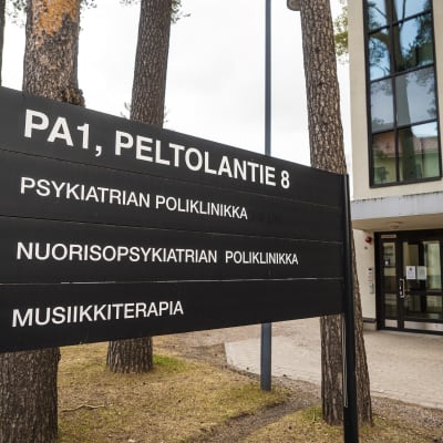 Oulun psykiatrian -, nuorisopsykiatrian poliklinikka ja musiikkiterapia rakennuksen kyltti