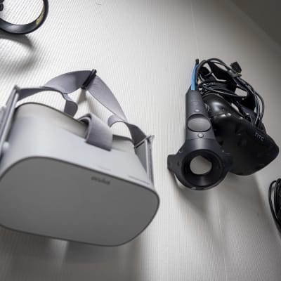 Virtuaalitodellisuuslasit roikkuvat MeKiwin tilojen seinällä