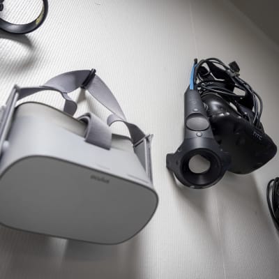 Virtuaalitodellisuuslasit roikkuvat MeKiwin tilojen seinällä