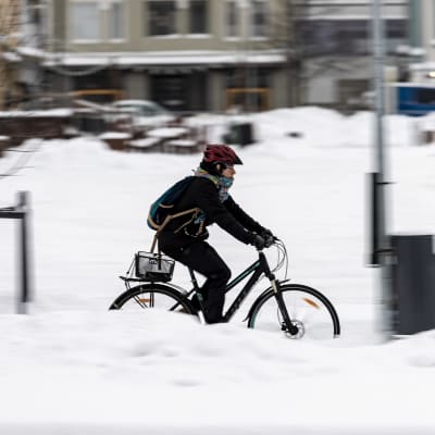 Pyöräilijä talvisessa Oulussa