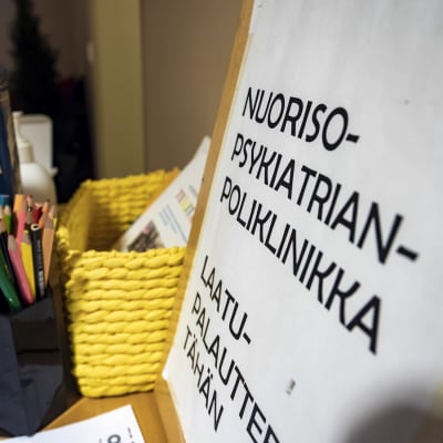 Oulun psykiatrian -, nuorisopsykiatrian poliklinikka ja musiikkiterapia odotushuoneessa kyniä ja pelejä