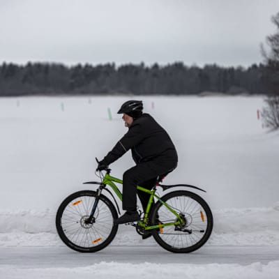 Pyöräilijä talvisessa Oulussa