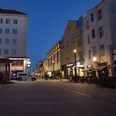 Poliisi valvoo Oulun keskustassa