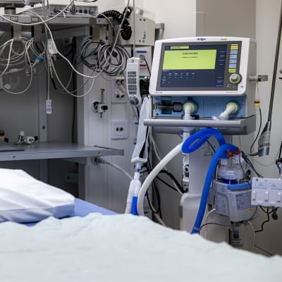 Oulun Yliopistollisen sairaalan korona teho-osastolla kuvaa laitteista ja sängystä