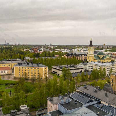 Oulun tuomiokirkko ja Madetojan puisto