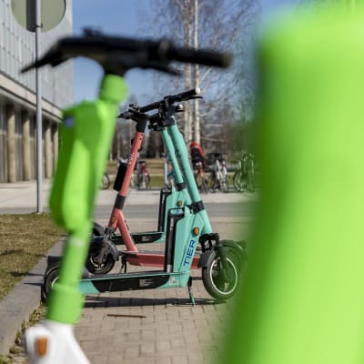 Oulun katukuvassa näkyy nyt enemmän sähköpotkulautoja.
