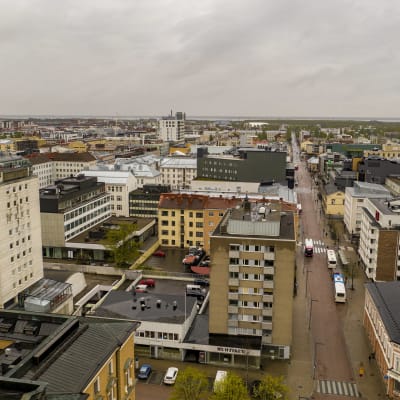 Näkymä Oulun keskustasta Torikadulta etelään.