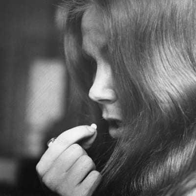 En kvinna tar ett piller. Bilden från 1965.