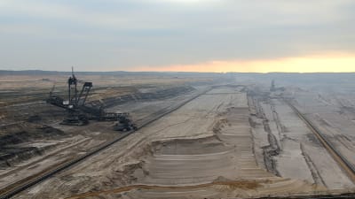 Dagbrottet Hambach sträcker sig så långt ögat kan nå. I förgrunden en skovelhjulsgrävmaskin.