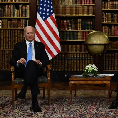 Joe Biden och Vladimir Putin sitter bredvid varandra.