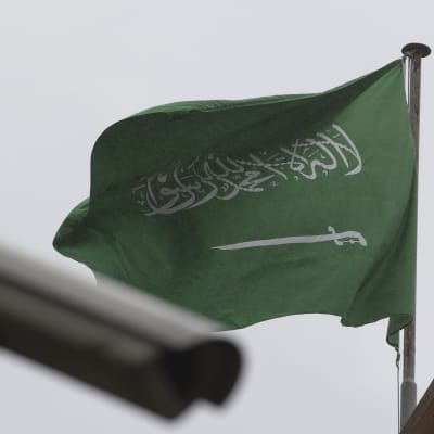 Saudiarabiens flagga fladdrar intill en övervakningskamera utanför Saudiarabiens konsulat i Istanbul. 