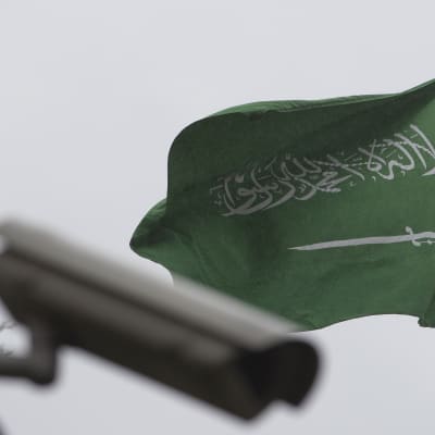 Saudiarabiens flagga fladdrar intill en övervakningskamera utanför Saudiarabiens konsulat i Istanbul. 