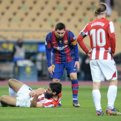  Lionel Messi tarkistaa, missä kunnossa Athletic Bilbaon Asier Villalibre on.
