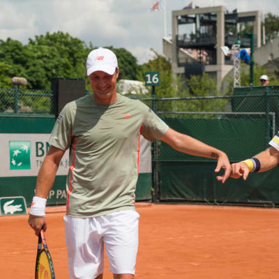 Tennispelaajat Henri Kontinen ja John Peers juhlivat voittoa Ranskan avoimessa tennisturnauksessa.