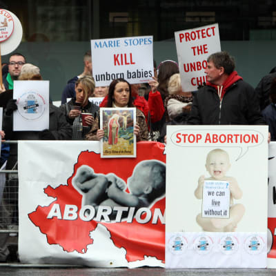 Demonstration i Belfast år 2012 mot den första kliniken på Irland som började skriva ut abortpiller, förutsatt att graviditeten kunde leda till död eller långvariga hälsoproblem
