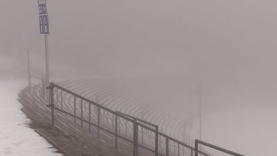 Dimman ligger tjock över skidskyttestadion i Oberhof