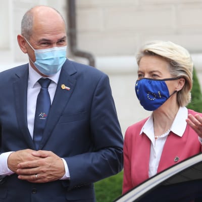 Sloveniens premiärminister Janez Jansa tar emot EU-kommissionens ordförande Ursula von der Leyen i staden Kranj. 