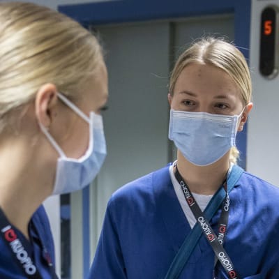 Två skjukskötare som diskuterar