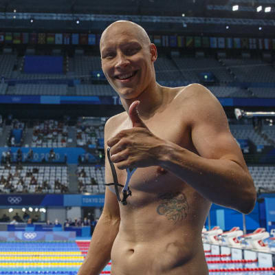 Matti Mattsson visar tummen upp.