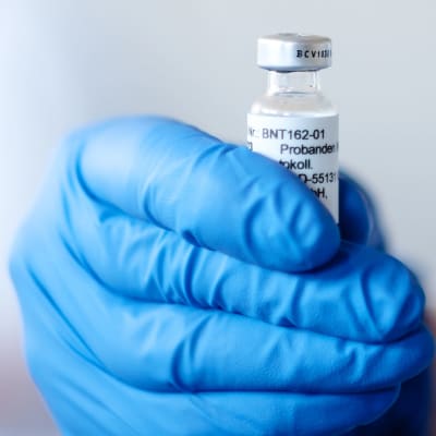 Tyska BioNTech gav ut en bild på en ampull med det nu aktuella vaccinet den 11 november.  
