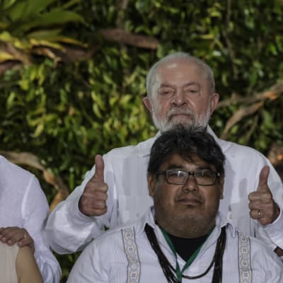 Amazon-kokouksen avajaisissa, tiistaina Belémissä. Takarivissä Kolumbian presidentti Gustavo Petro (vas.), Brasilian presidentti Luiz Inácio Lula da Silva, kolumbialainen antropologi ja kielitieteilijä Ruth Consuelo Chaparro ja alkuperäiskansojen COICA-järjestön tiedottaja Toya Manchineri.