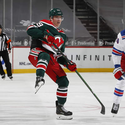 New Jersey Devilsin Janne Kuokkanen ja New York Rangersin Kaapo Kakko kuvassa 