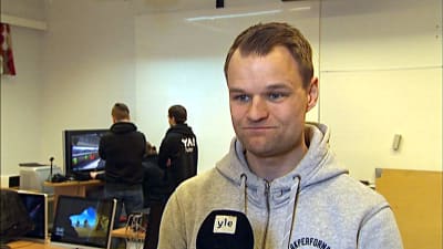 Peter Siegfrids coachar e-sportarna i Närpes.