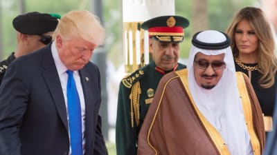 President Donalnd Trump tas emot av kung Salman av Saudiarabien. I bakgrunden melania Trump.